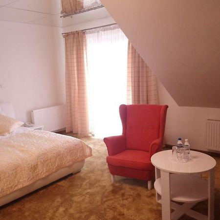 פולטוסק Hotel Milord מראה חיצוני תמונה